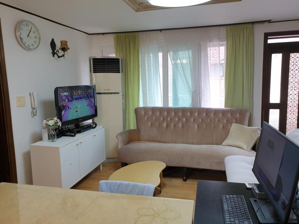 Communal lounge/ TV room, TV and multimedia, Living room, Seating area, Evening entertainment