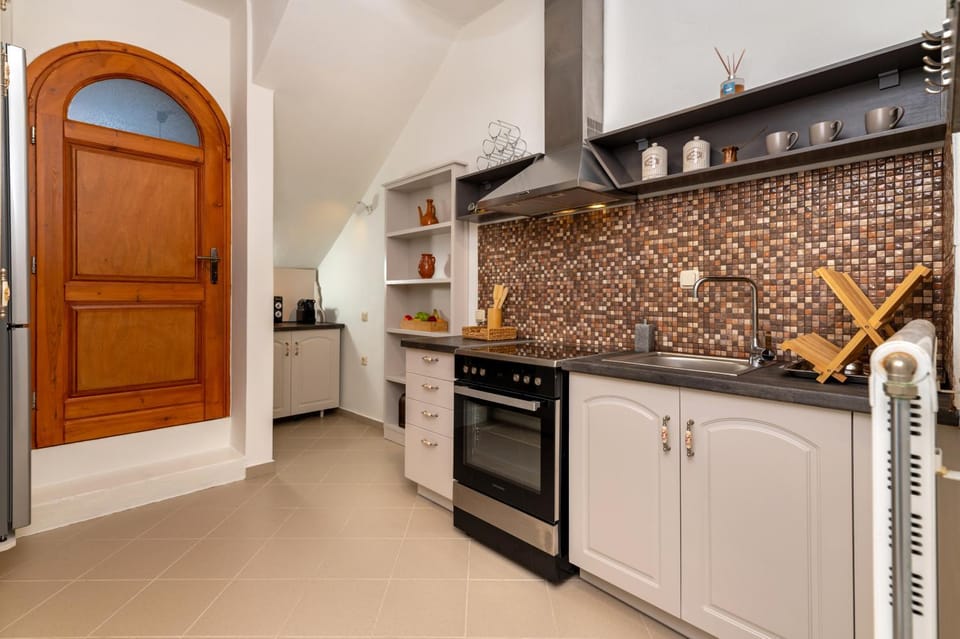 Coffee/tea facilities, Kitchen or kitchenette, stove