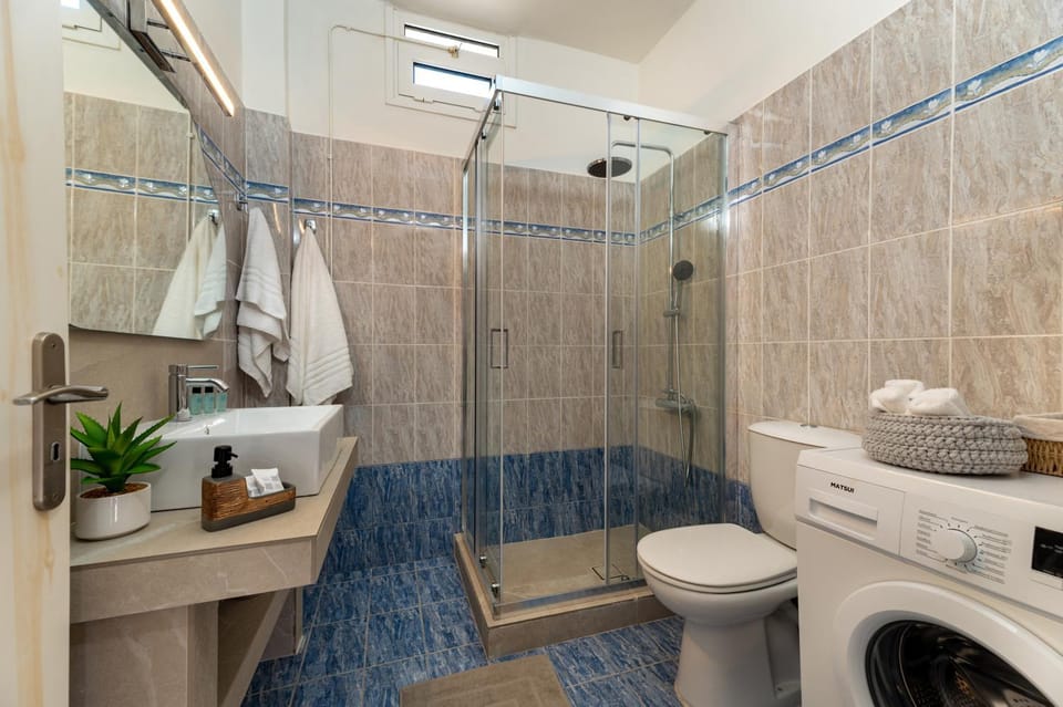 Shower, Toilet, Bathroom, towels, washing machine