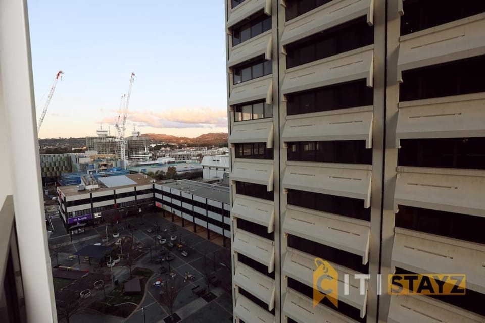 Ruby Red, 1Bd 1Bth Apt - Woden CBD Apartment in Canberra