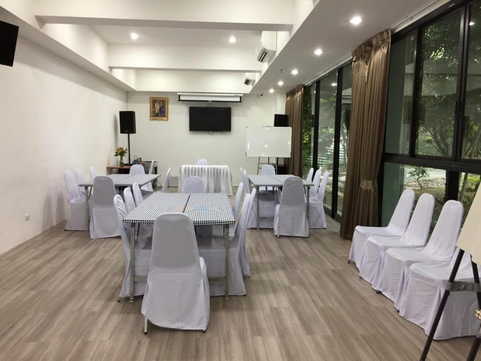 Restaurant/places to eat, Communal lounge/ TV room, Karaoke, TV and multimedia, Living room, Banquet/Function facilities, Seating area, Meeting/conference room