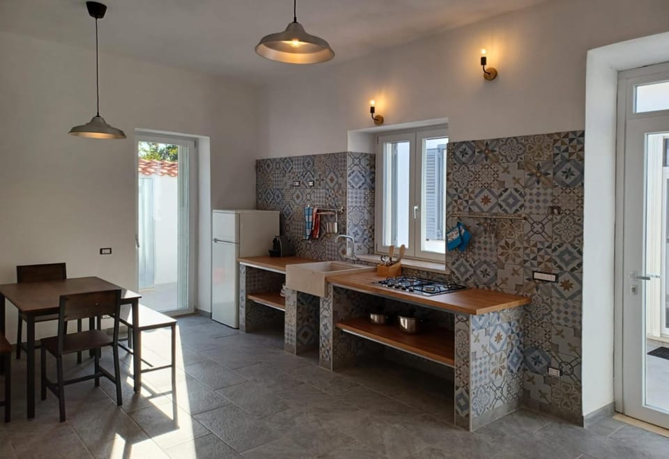 Kitchen or kitchenette, Dining area, stove