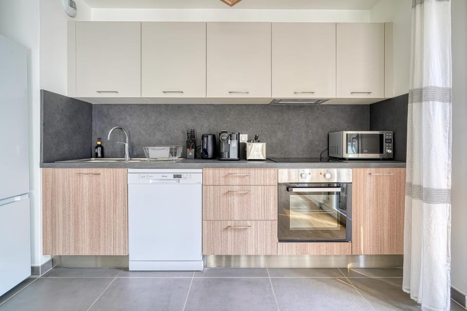 Coffee/tea facilities, Kitchen or kitchenette, dishwasher, oven, stove, toaster