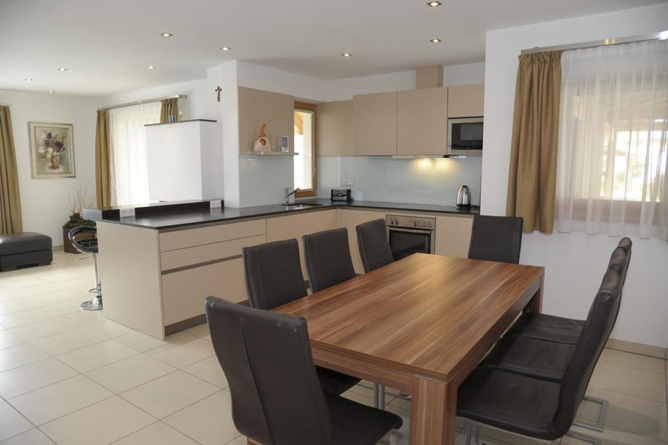 Day, Dining area
