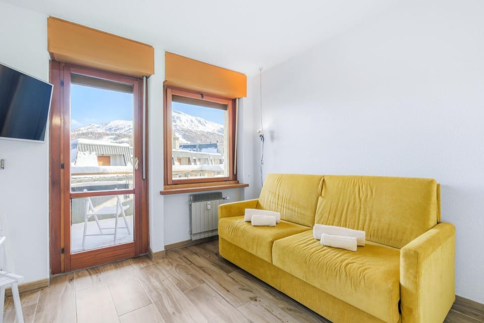 Hostdomus - Yellow Suite Apartment in Sestriere