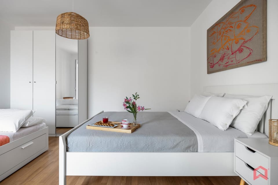 Photo of the whole room, Bedroom, wardrobe