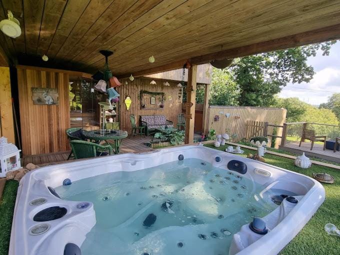 Hot Tub, Hot Tub