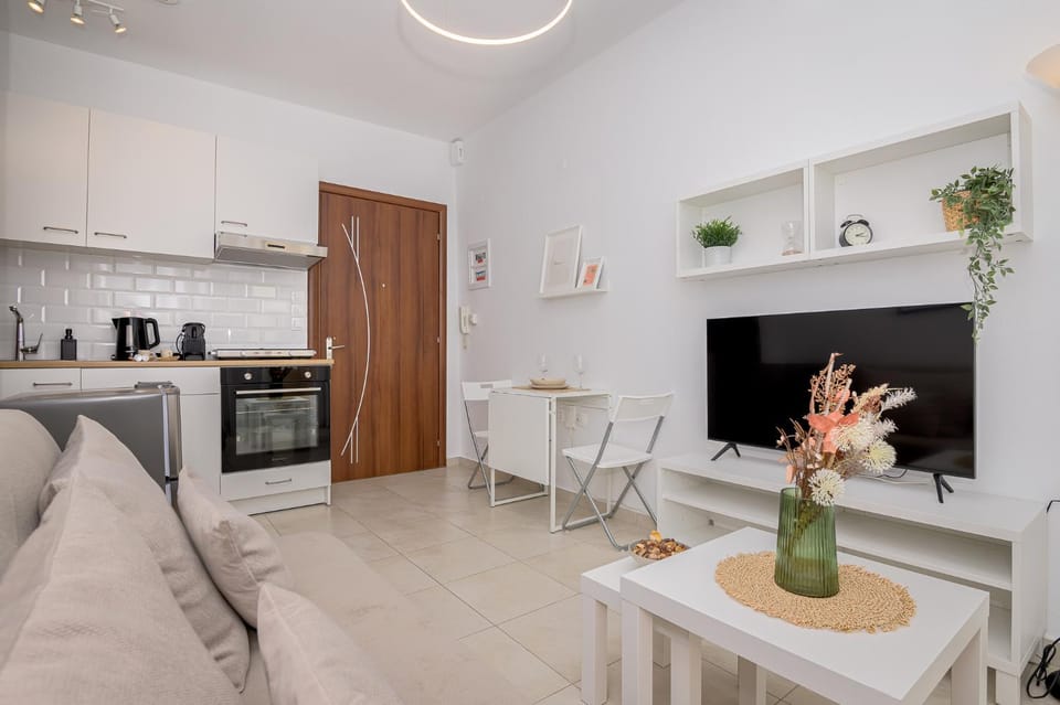 TV and multimedia, Coffee/tea facilities, Kitchen or kitchenette, Living room, Seating area, Dining area, oven, stove