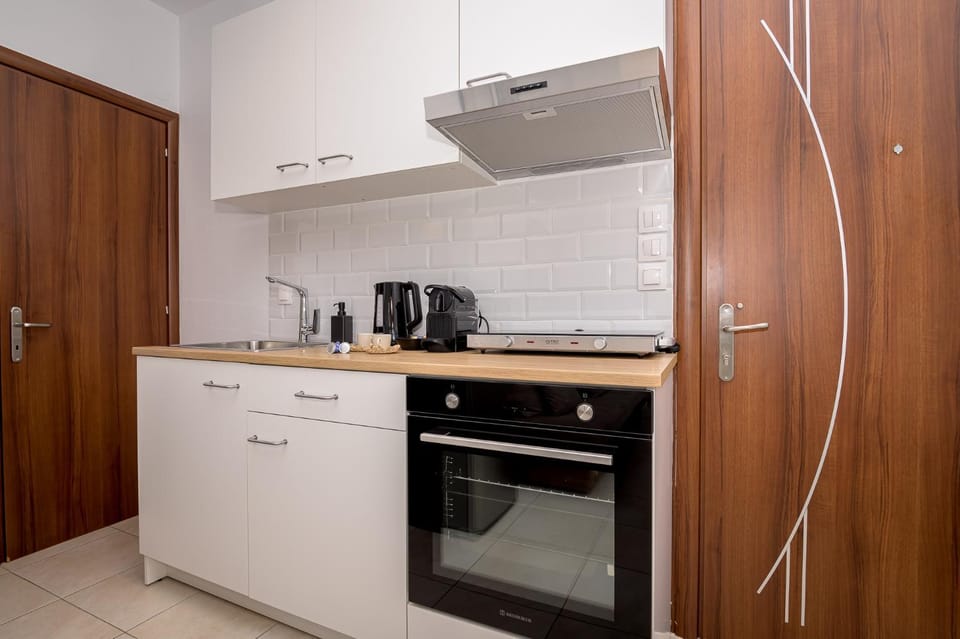 Coffee/tea facilities, Kitchen or kitchenette, oven, stove