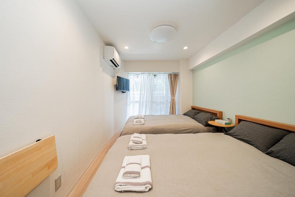Bed, TV and multimedia, Photo of the whole room, Bedroom, towels, air conditioner