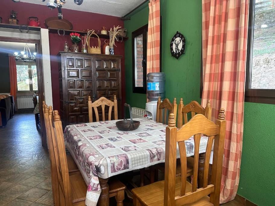 Bed, Living room, Photo of the whole room, Seating area, Dining area, Bedroom