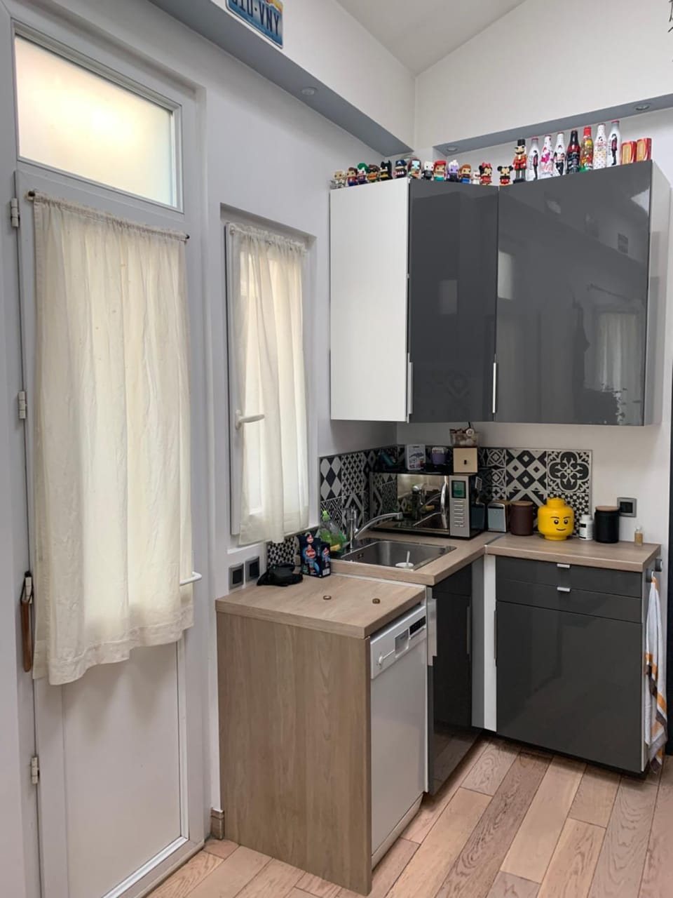 Kitchen or kitchenette, dishwasher, stove