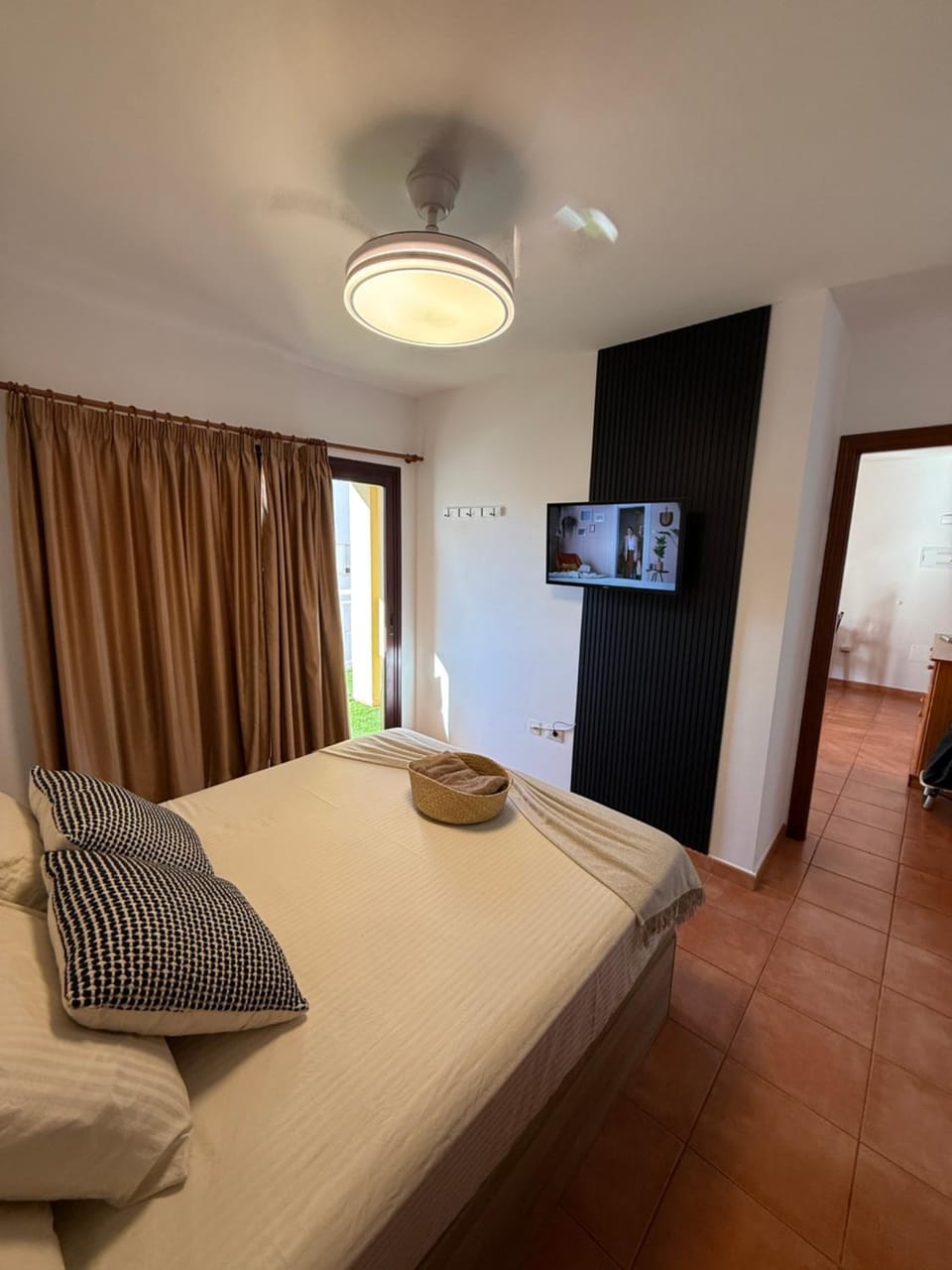 Bed, TV and multimedia, Bedroom
