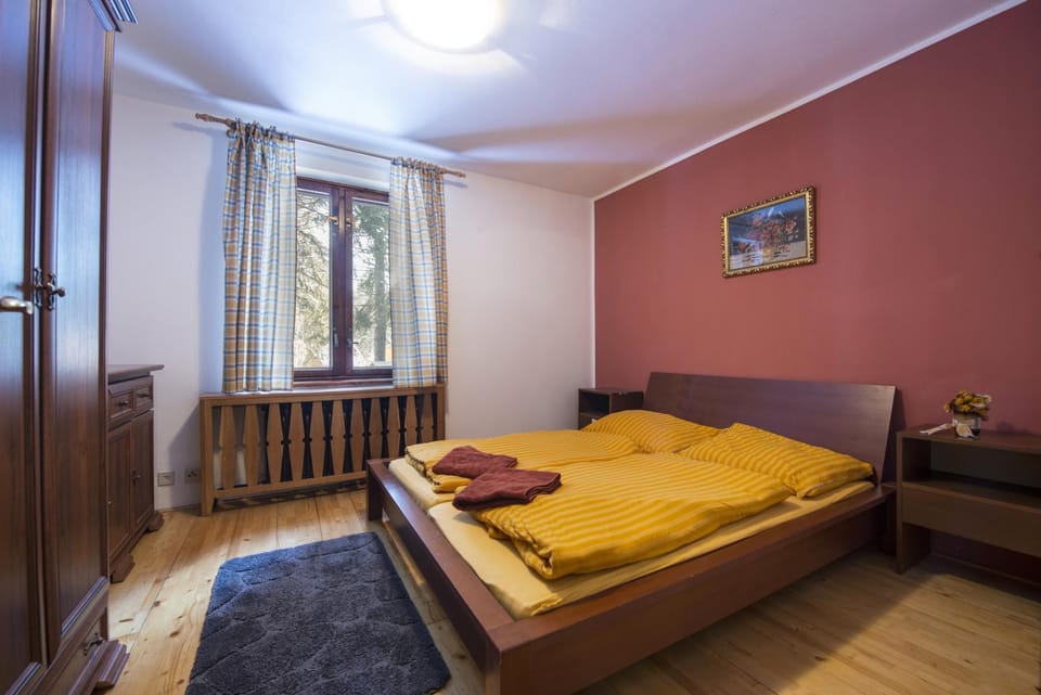 Photo of the whole room, Decorative detail
