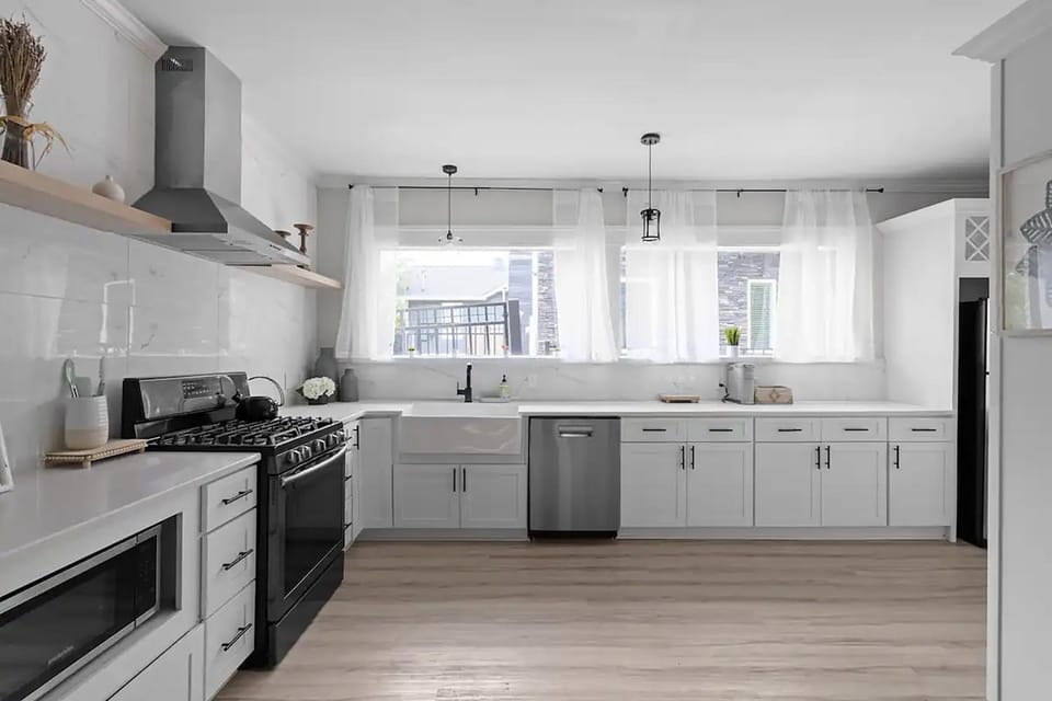 Kitchen or kitchenette, dishwasher, oven, stove