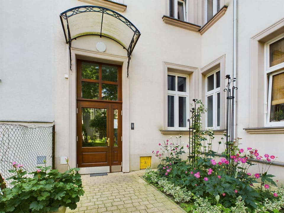 Property building, Facade/entrance, Off site