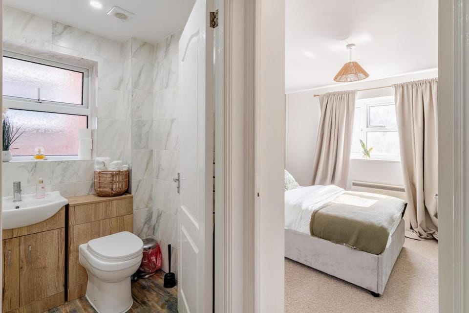 Luxury 2 bed House with 3 beds,Free Parking in Dartford close to Train Station, Bluewater Mall, 25mins to London City Airport &London Apartment in Dartford