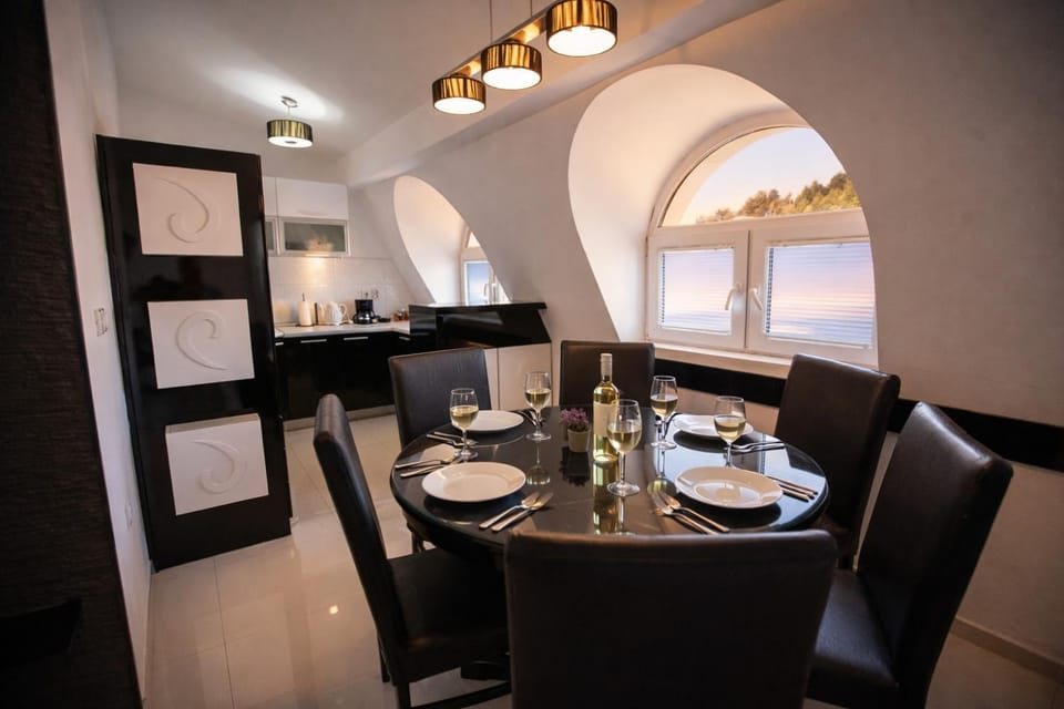 Kitchen or kitchenette, Living room, Seating area, Dining area