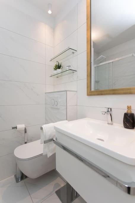 Toilet, Bathroom, bidet, towels