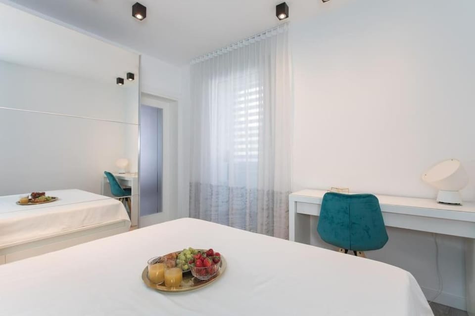 Bed, Food and drinks, Photo of the whole room, Bedroom