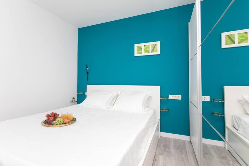 Bed, Food and drinks, Photo of the whole room, Bedroom, Food