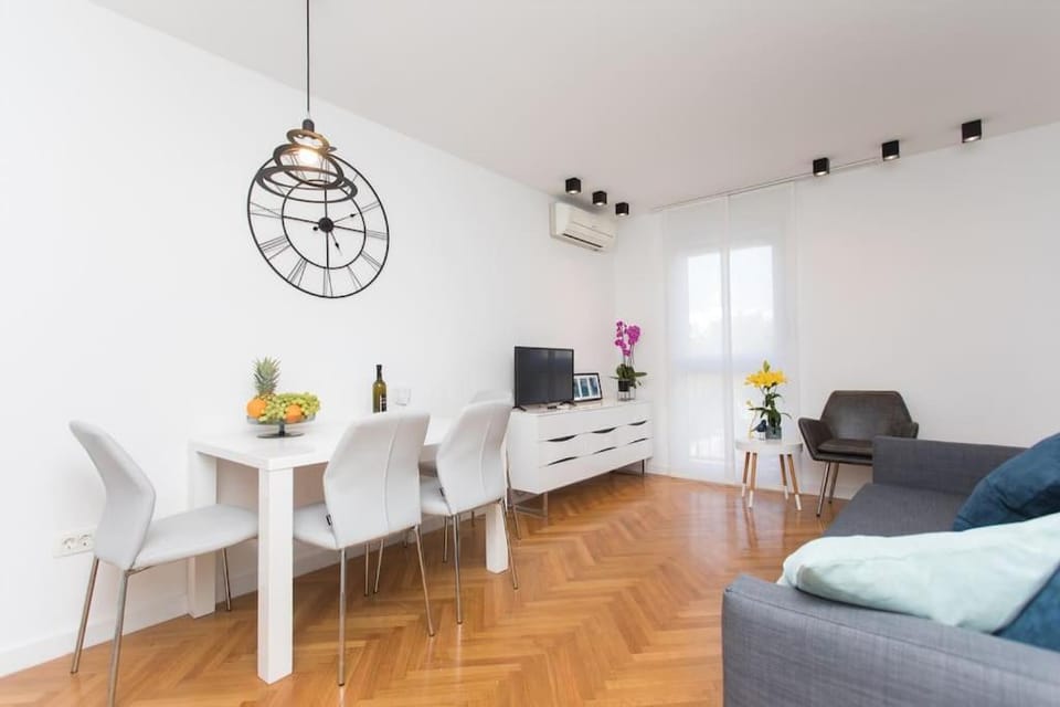 TV and multimedia, Living room, Seating area, Dining area, air conditioner