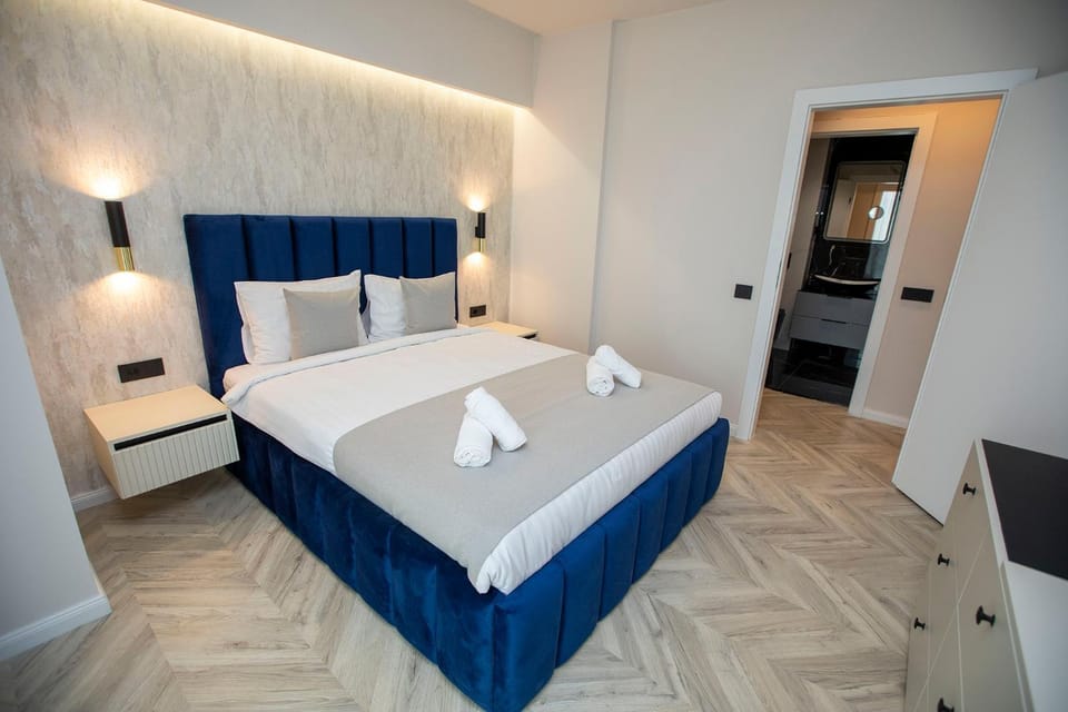 Bed, TV and multimedia, Photo of the whole room, Bedroom, towels