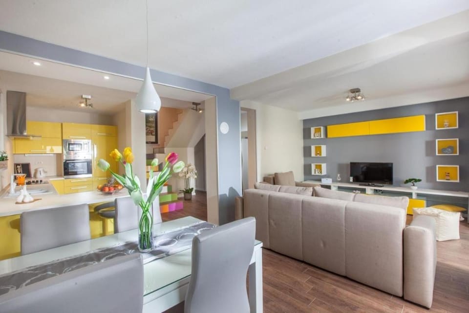 Kitchen or kitchenette, Living room, Dining area