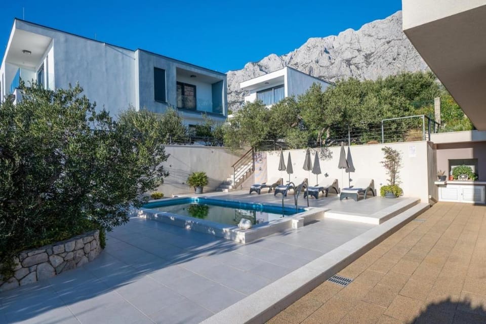 Natural landscape, Mountain view, Pool view, Swimming pool, sunbed