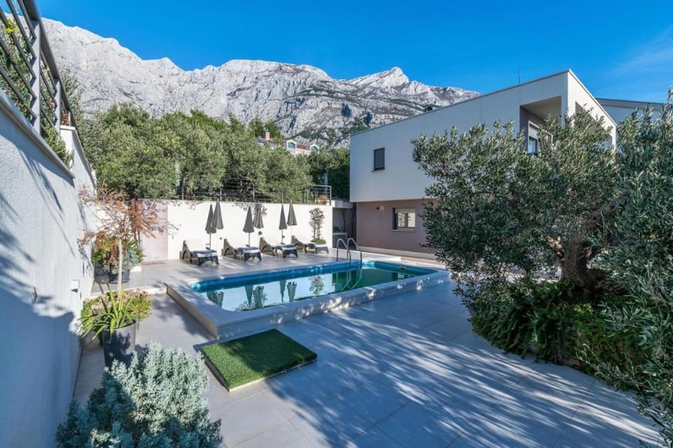 Property building, Mountain view, Pool view, Swimming pool, sunbed