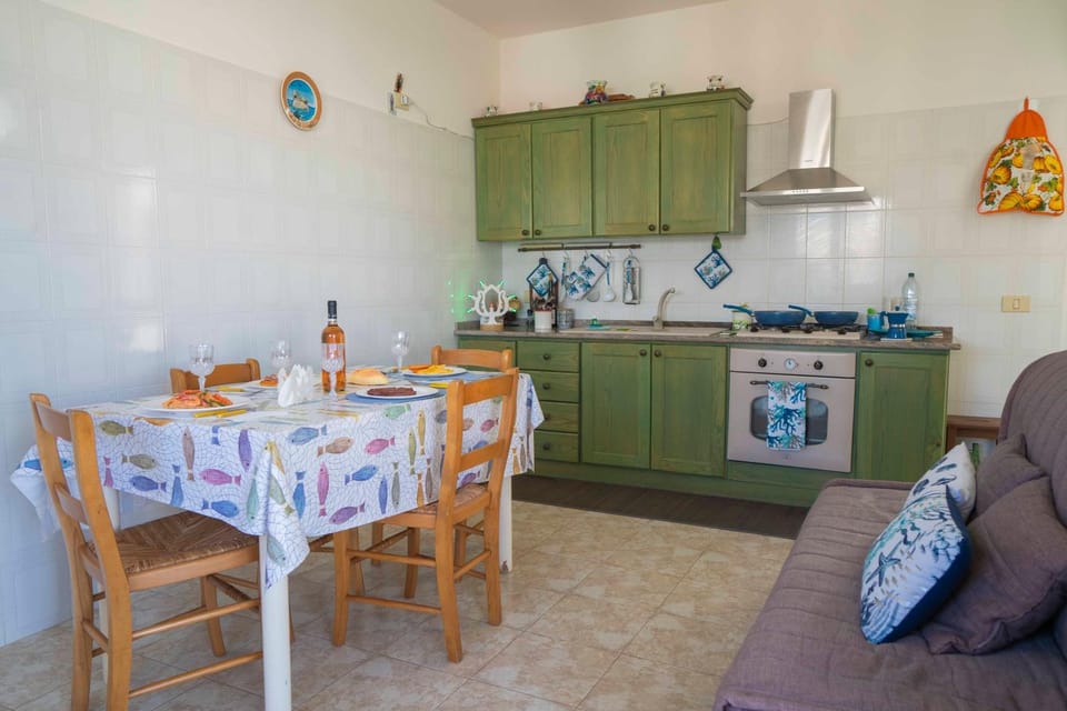 Kitchen or kitchenette, Living room, Seating area, Dining area, oven, stove