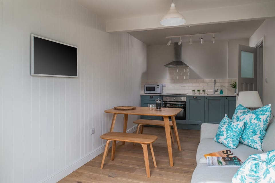 TV and multimedia, Kitchen or kitchenette, Dining area, stove