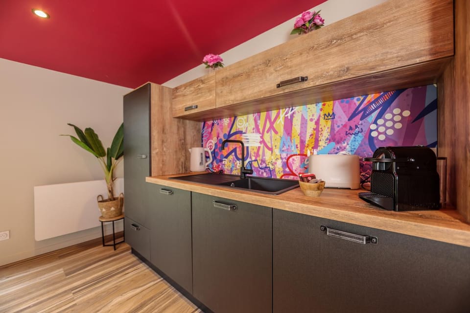 Coffee/tea facilities, oven, toaster