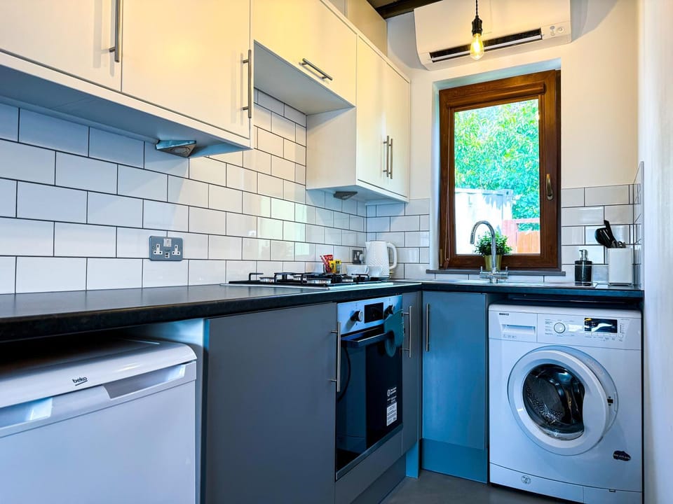 Kitchen or kitchenette, oven, stove, washing machine, air conditioner