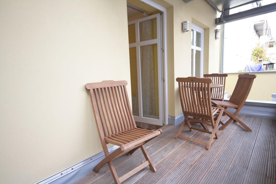 Property building, Patio, Balcony/Terrace