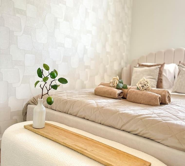 Bed, Bedroom, towels