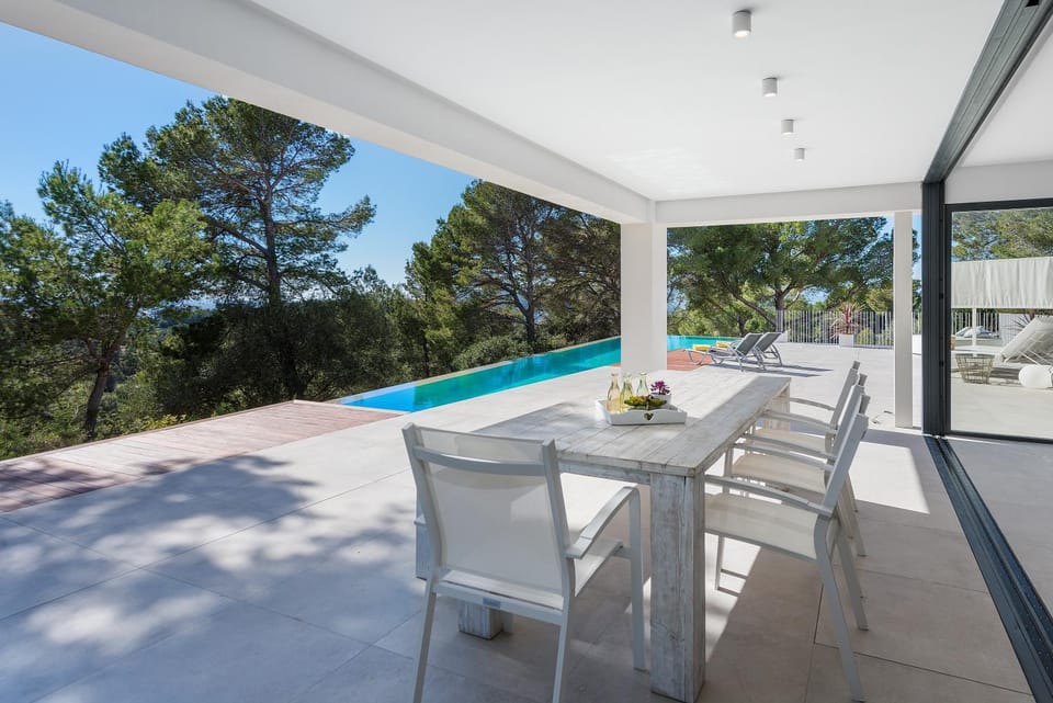 Patio, Dining area, Swimming pool