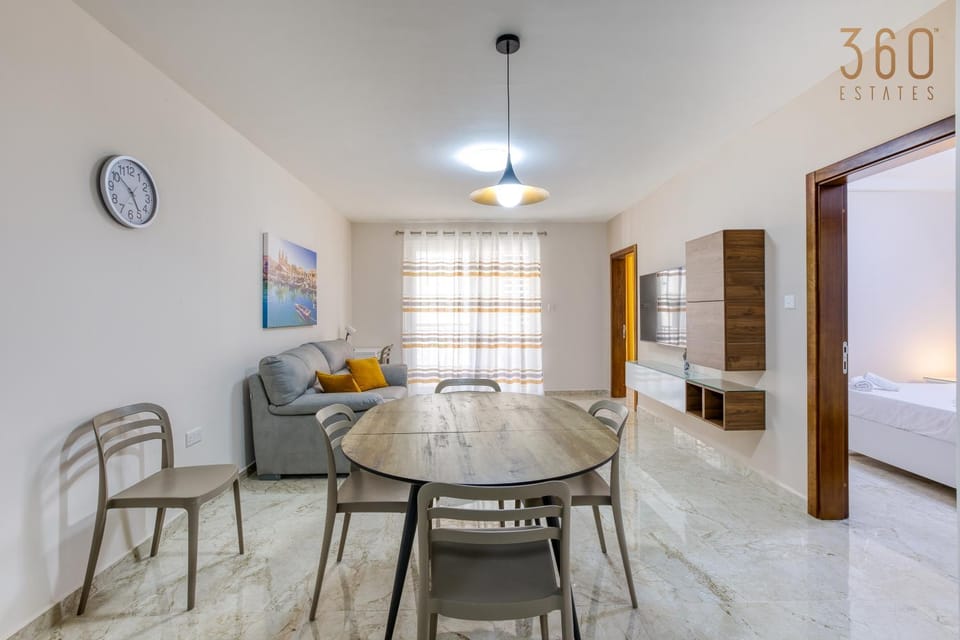 Bed, Living room, Photo of the whole room, Seating area, Dining area, Bedroom
