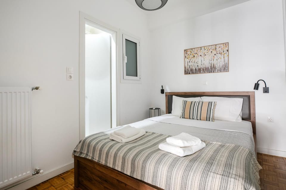 Bed, Bedroom, towels, air conditioner