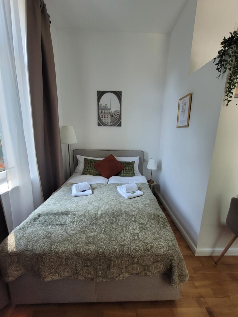 Bed, towels