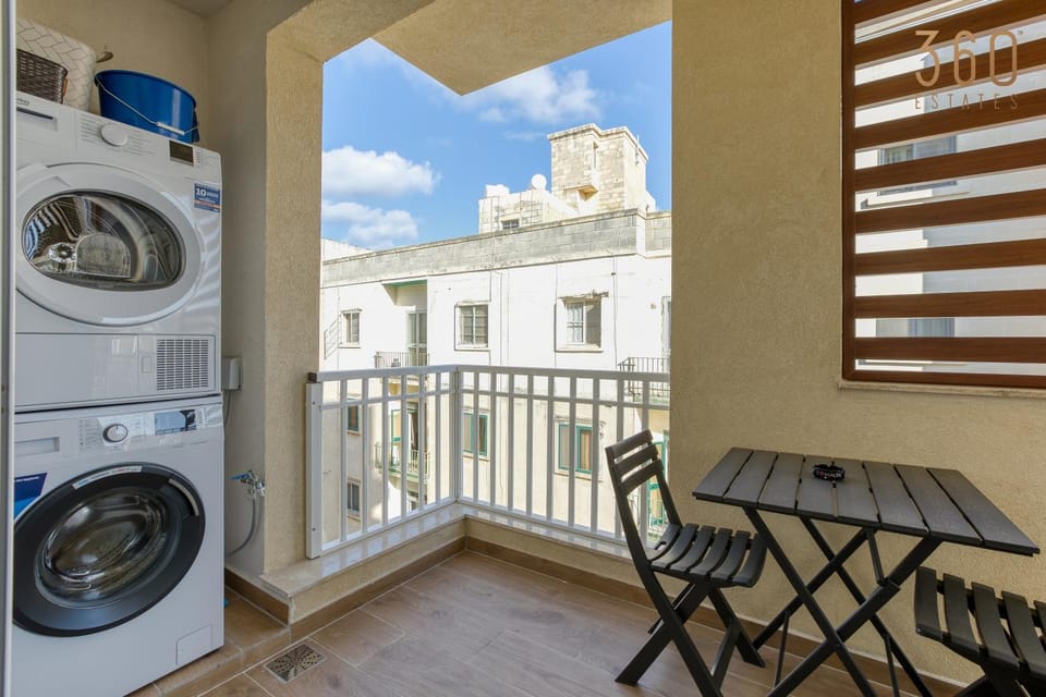 Patio, Day, Balcony/Terrace, Dining area, washing machine, dryer