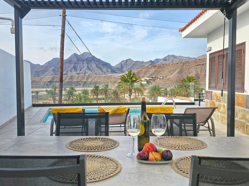 Natural landscape, View (from property/room), Balcony/Terrace, Dining area, Mountain view