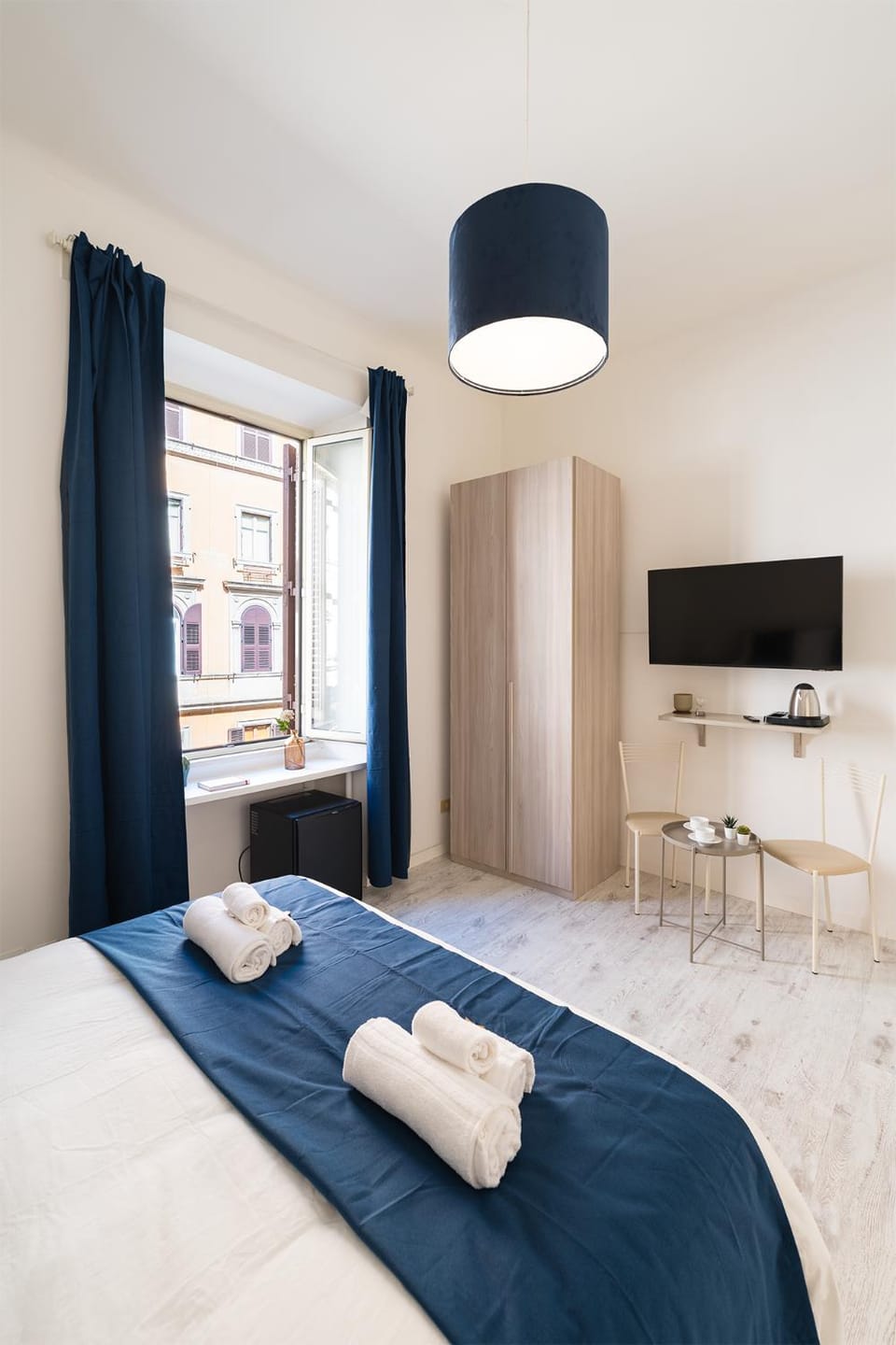 Bed, TV and multimedia, Photo of the whole room, towels, wardrobe