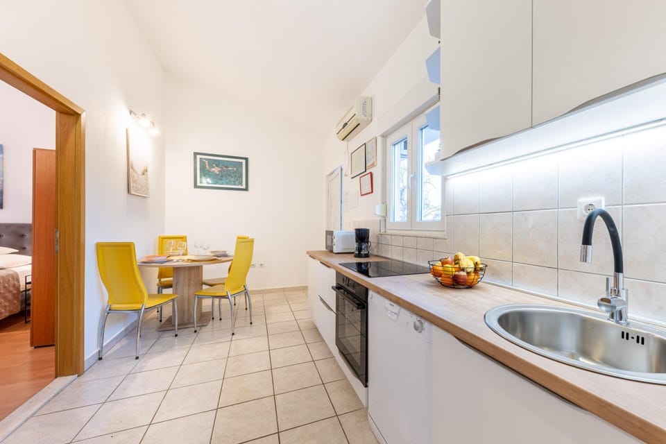 Kitchen or kitchenette, Seating area