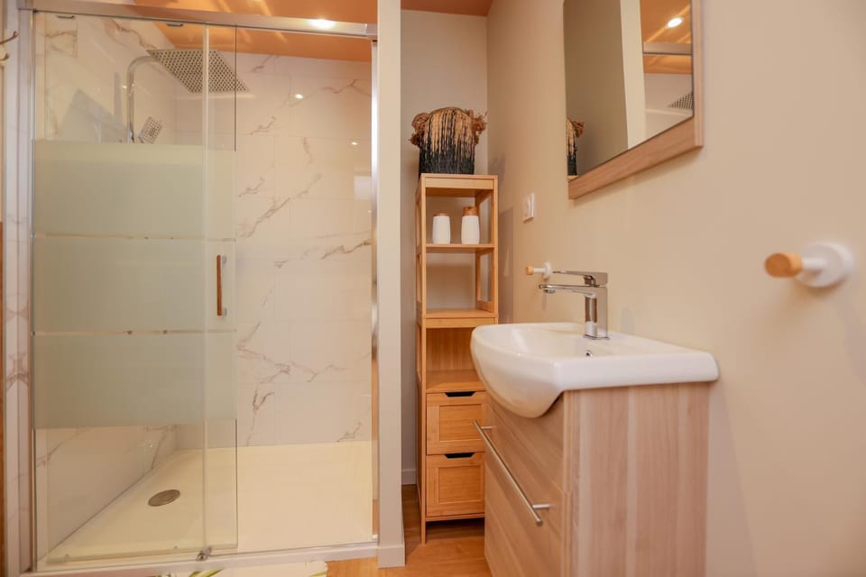 Shower, Bathroom, towels