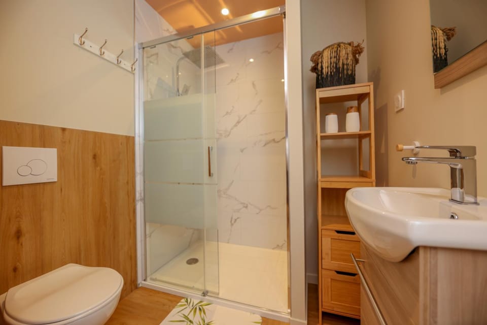 Shower, Toilet, Bathroom
