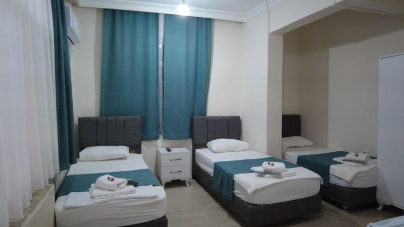 Bed, TV and multimedia, Photo of the whole room, Bedroom, towels