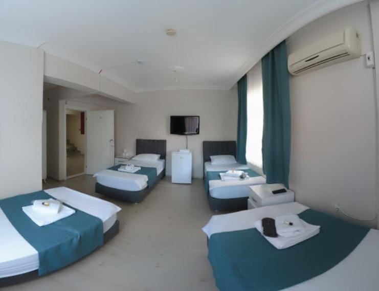 Bed, TV and multimedia, Photo of the whole room, Bedroom, towels, air conditioner