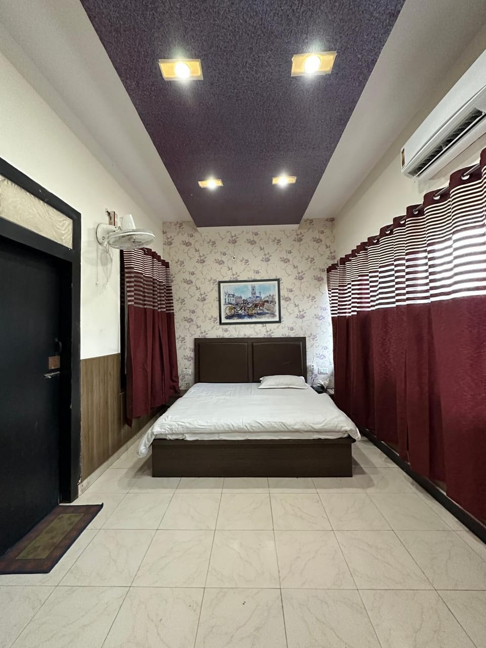 Bed, TV and multimedia, Photo of the whole room, Dining area, Bedroom, air conditioner
