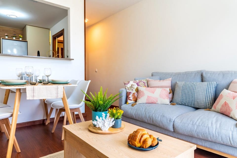 Kitchen or kitchenette, Living room, Food and drinks, Seating area, Dining area, Food